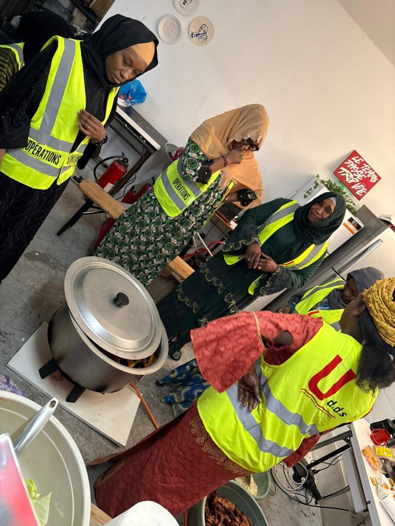 UDDS : bénévoles en plein préparation des repas solidaires Ramadan 2026 à paris france